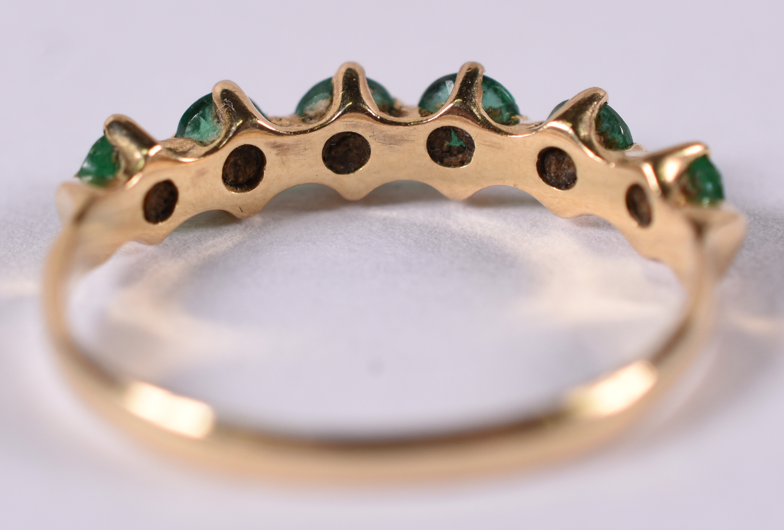 Meia aliança de ouro 18 k amarelo com pedras verdes . Aro 15 ( Por... - foto 3 de 3
