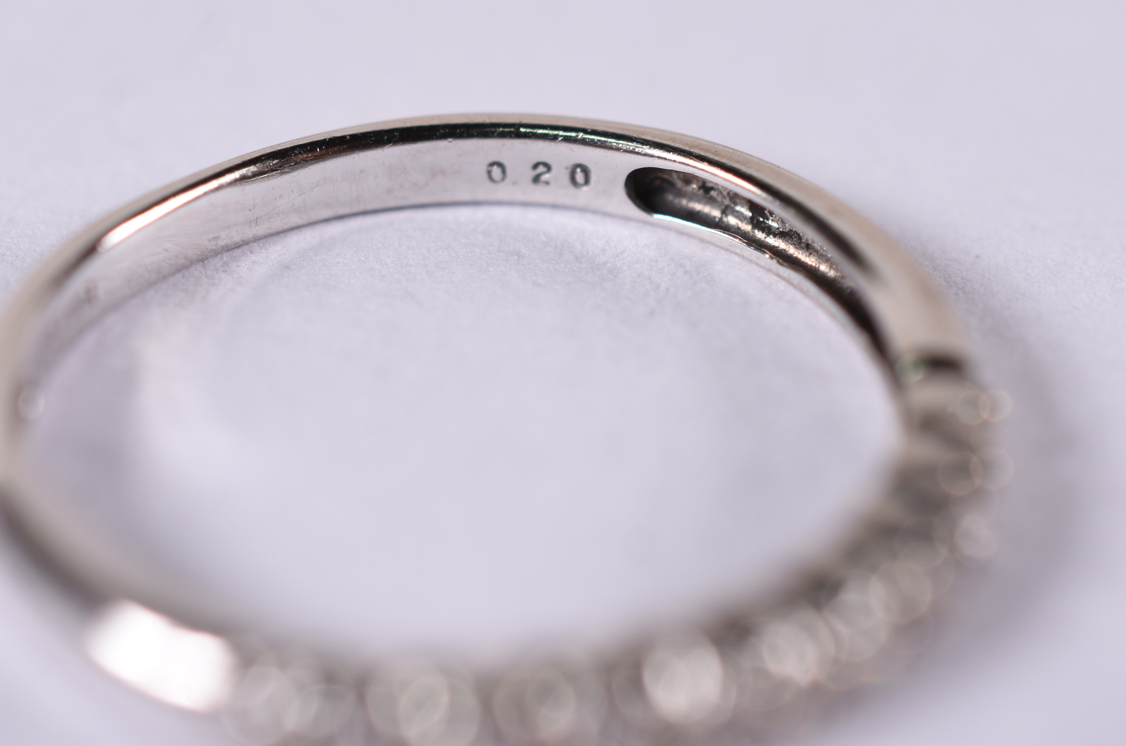Meia aliança de ouro 18 k branco 14 com brilhante . Aro 14 . ( Por... - foto 2 de 4