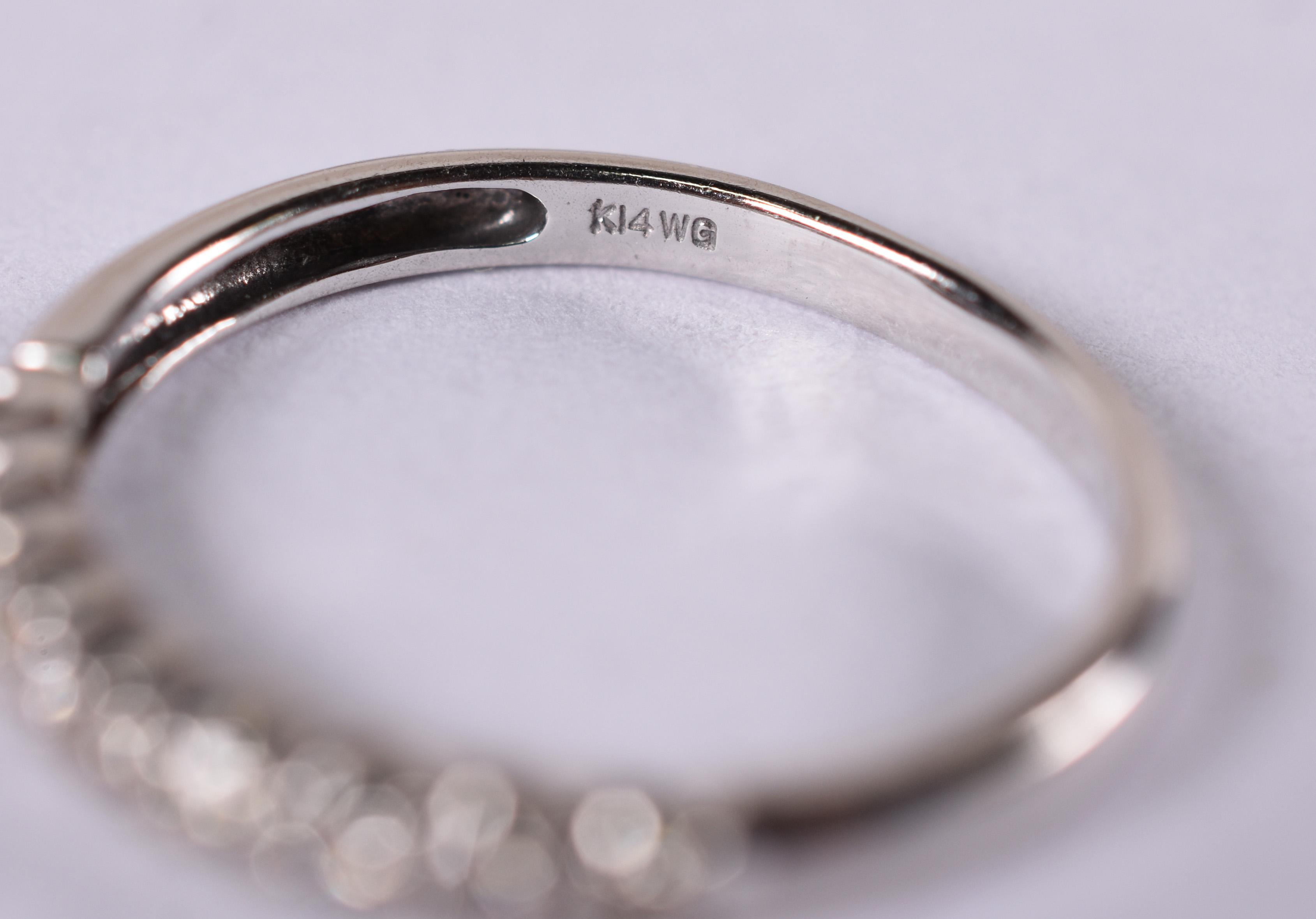 Meia aliança de ouro 18 k branco 14 com brilhante . Aro 14 . ( Por... - foto 3 de 4