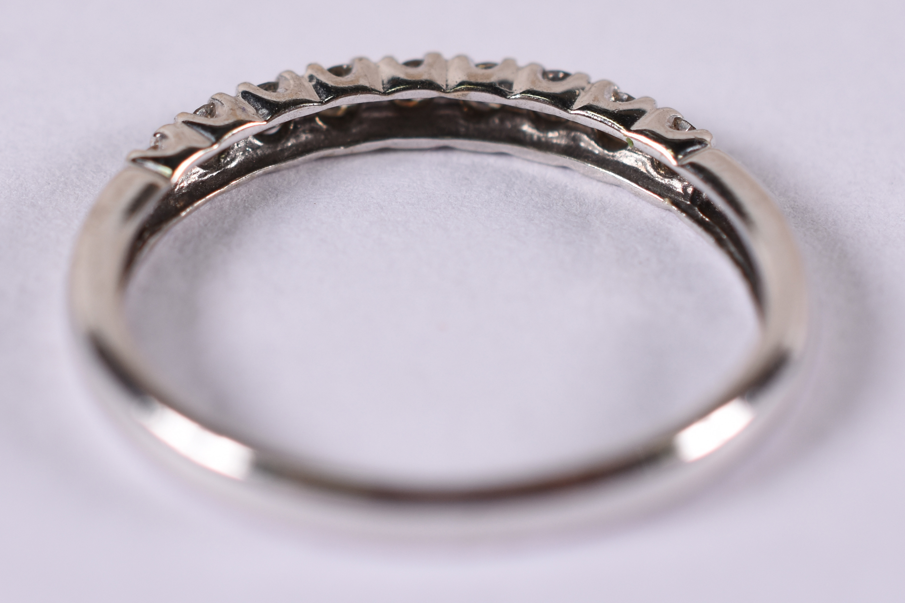 Meia aliança de ouro 18 k branco 14 com brilhante . Aro 14 . ( Por... - foto 4 de 4