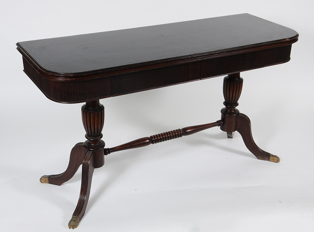 Mesa/console de madeira nobre, duas gavetas, tampo dobrável (marcas... - foto 1 de 3