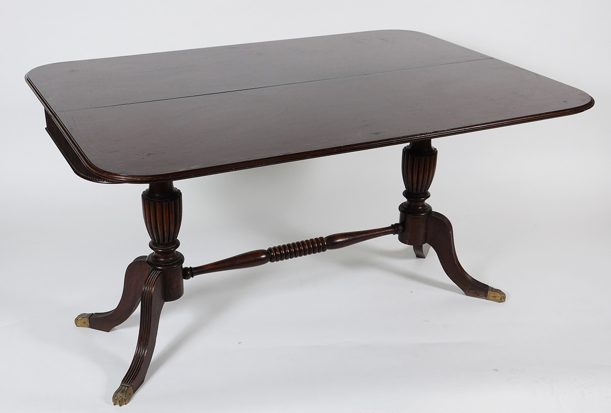 Mesa/console de madeira nobre, duas gavetas, tampo dobrável (marcas... - foto 2 de 3