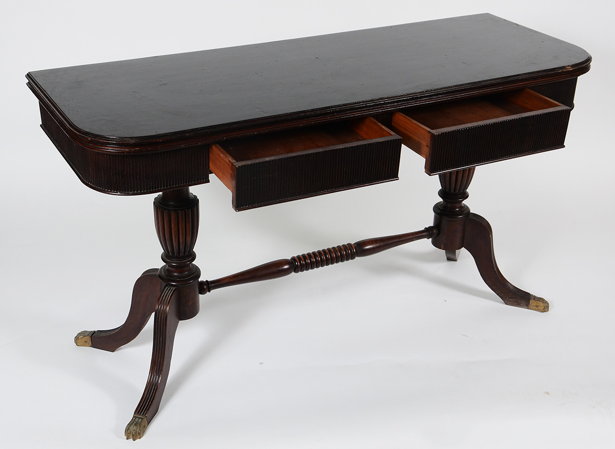 Mesa/console de madeira nobre, duas gavetas, tampo dobrável (marcas... - foto 3 de 3