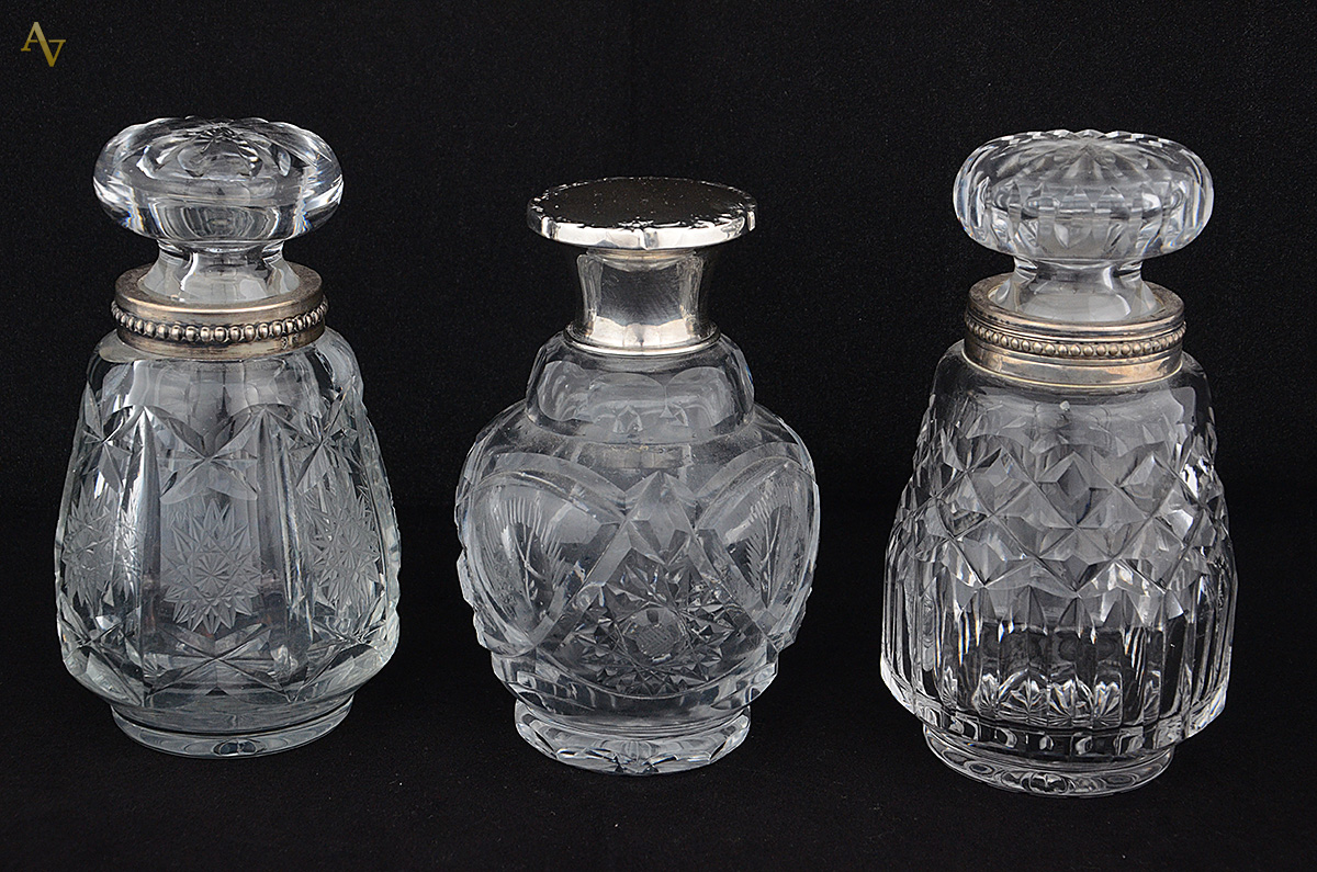 Três perfumeiros de cristal lapidado com detalhes em prata (um com...
