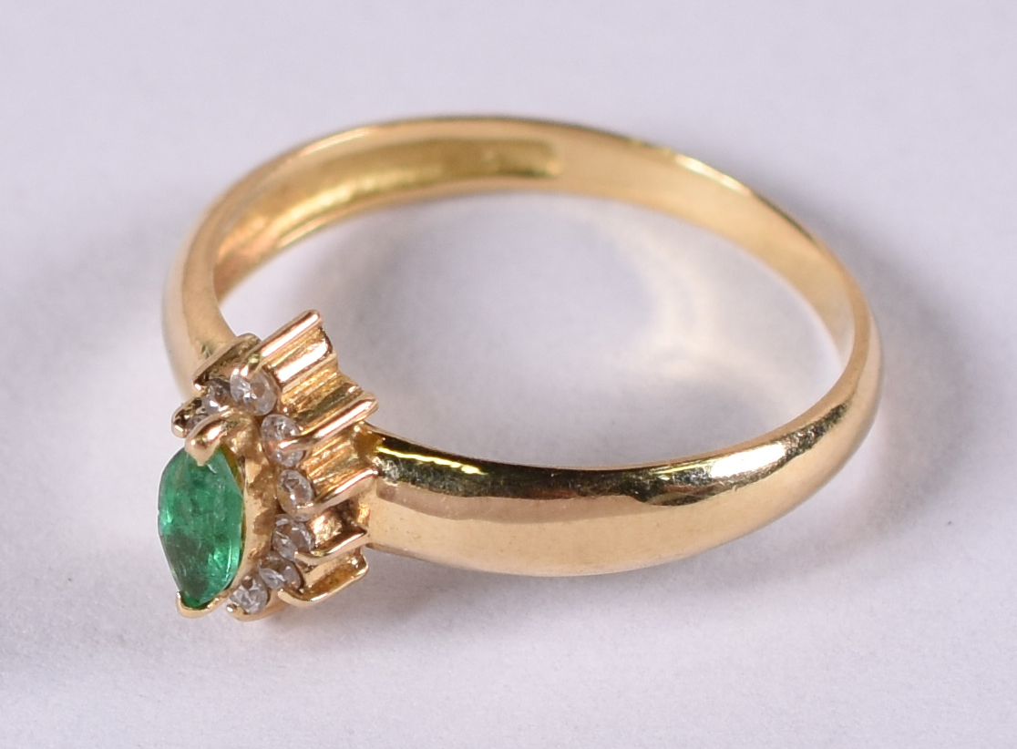 Anel de ouro 18 amarelo 18 k com 10 brilhantes e esmeralda .Aro 15 (... - foto 2 de 5