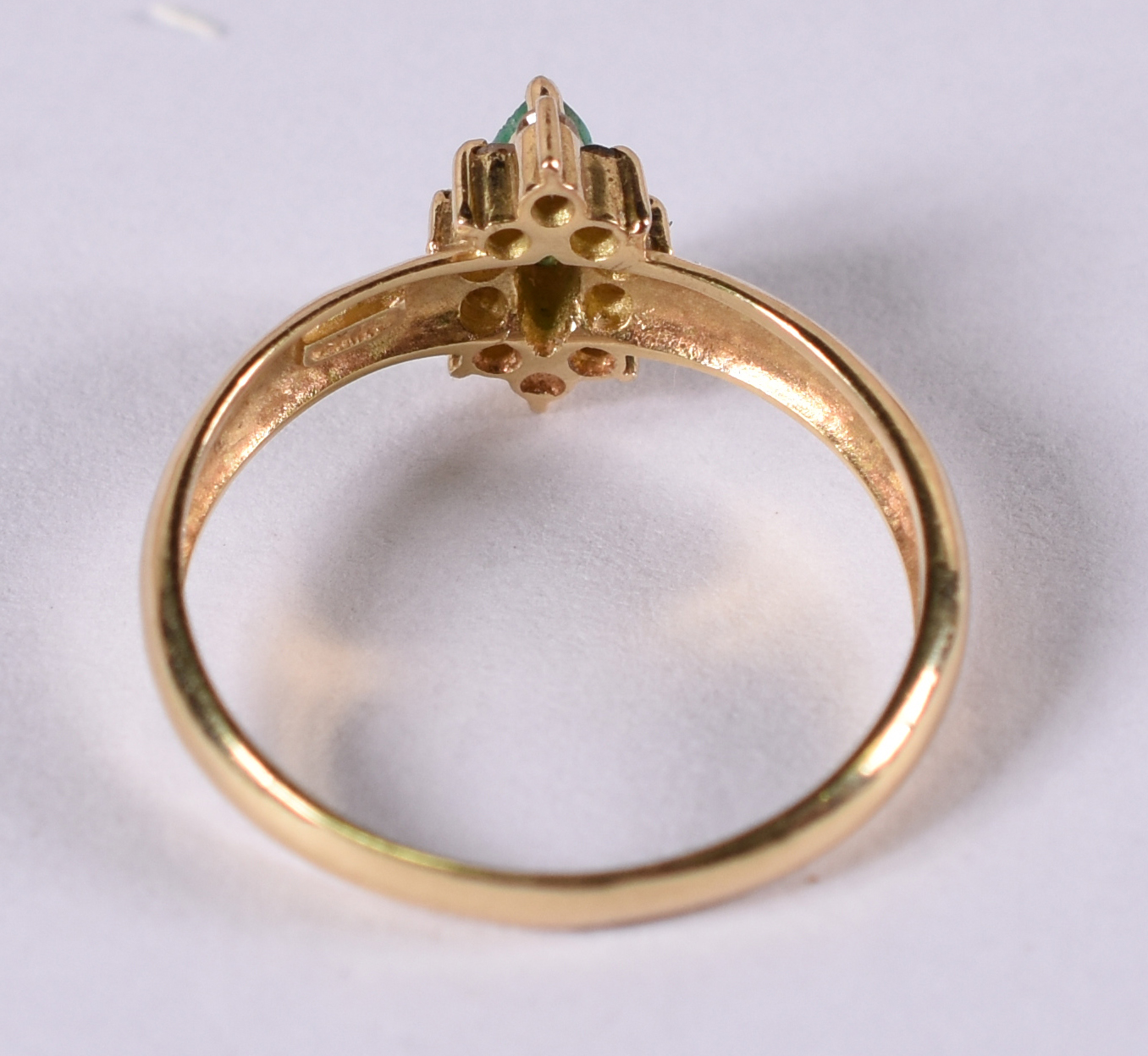 Anel de ouro 18 amarelo 18 k com 10 brilhantes e esmeralda .Aro 15 (... - foto 3 de 5