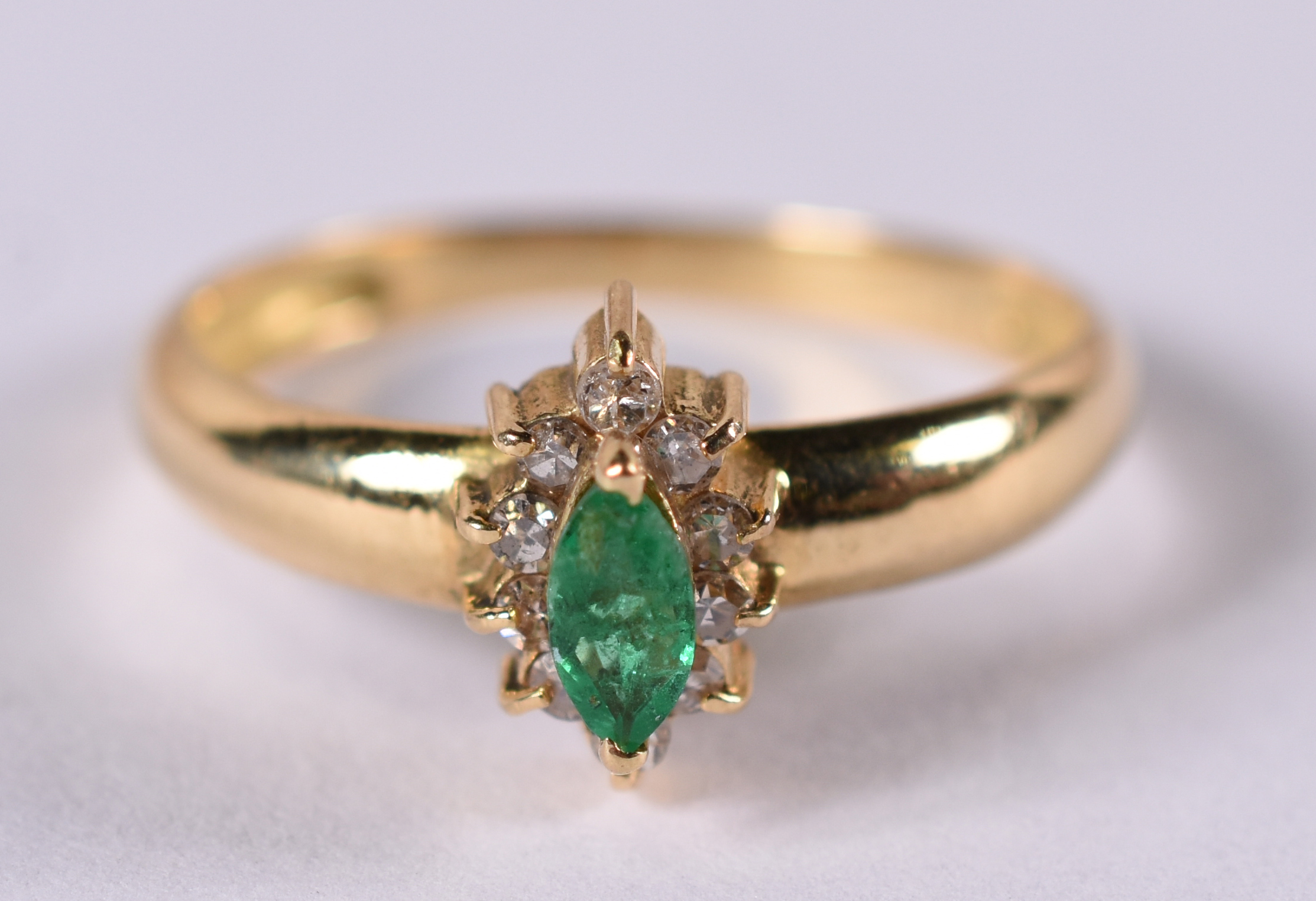 Anel de ouro 18 amarelo 18 k com 10 brilhantes e esmeralda .Aro 15 (... - foto 1 de 5