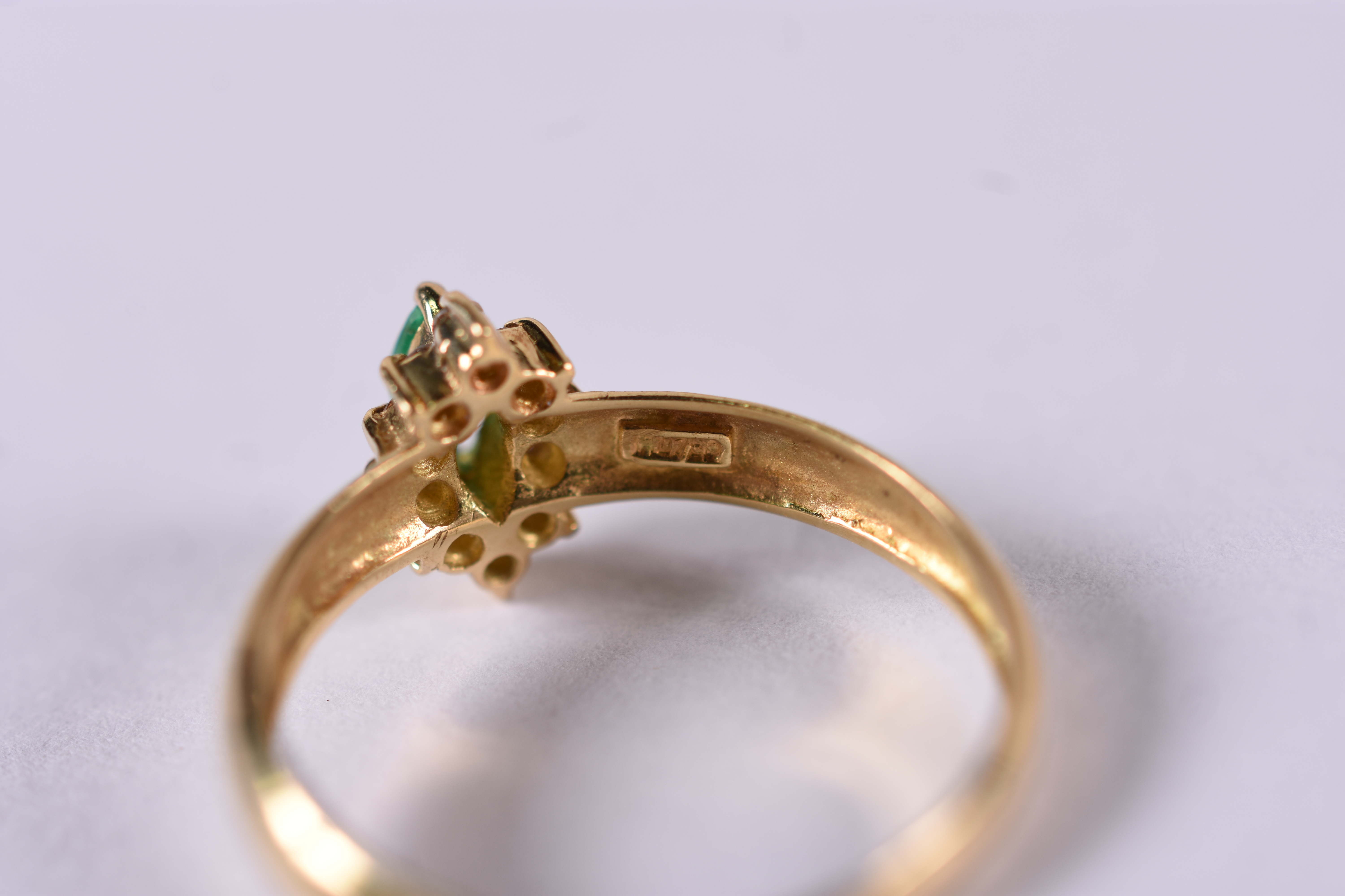Anel de ouro 18 amarelo 18 k com 10 brilhantes e esmeralda .Aro 15 (... - foto 5 de 5