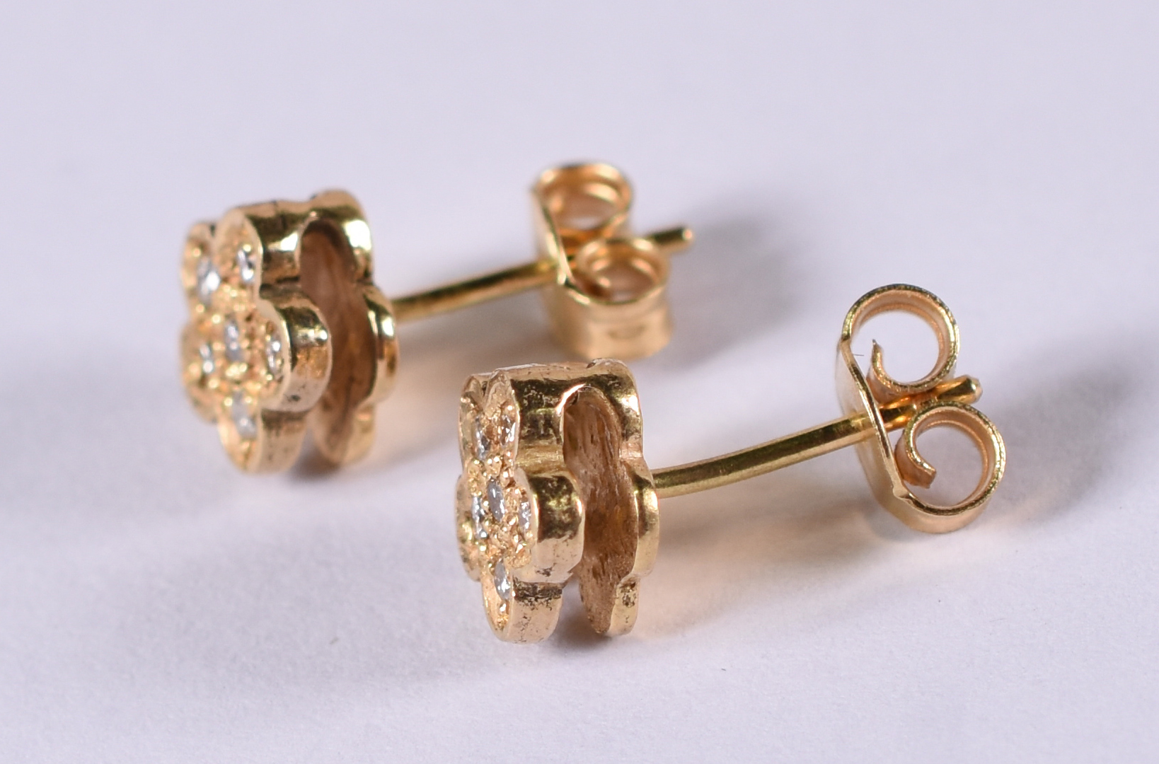 Par de brincos de ouro 18 k tipo flor com 12 brilhantes . ( Por... - foto 2 de 3
