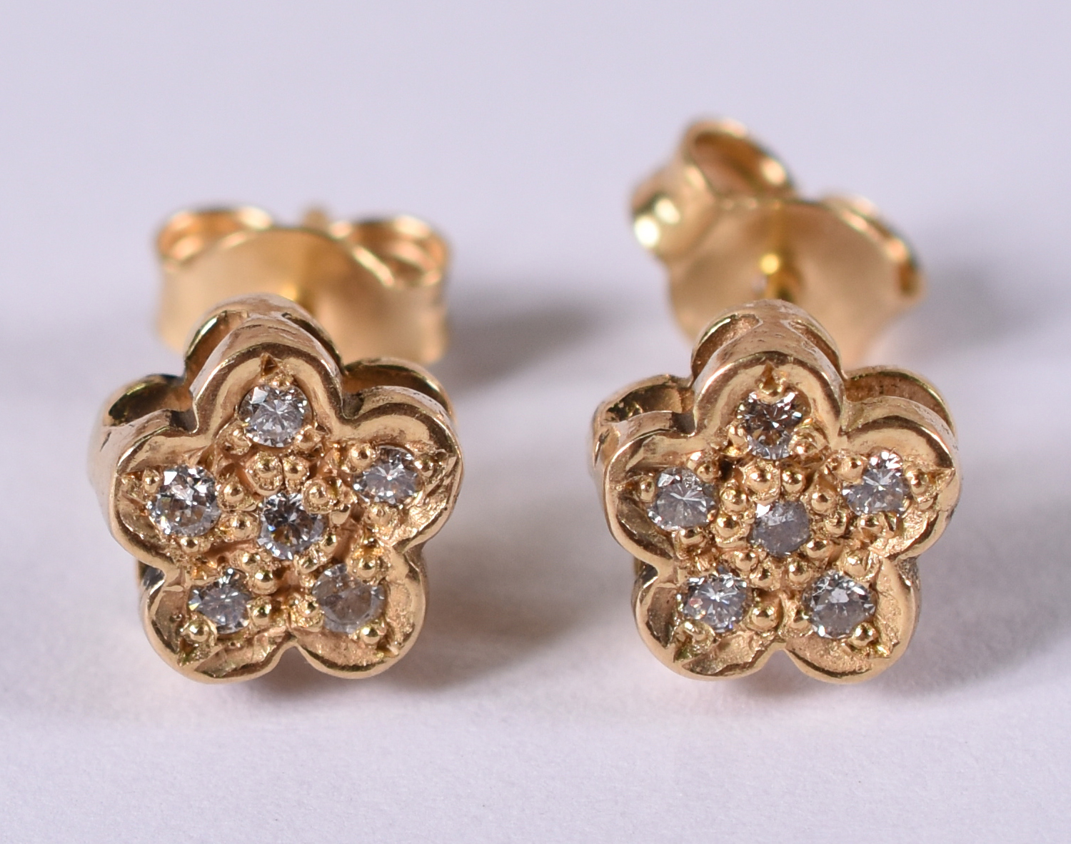 Par de brincos de ouro 18 k tipo flor com 12 brilhantes . ( Por... - foto 1 de 3