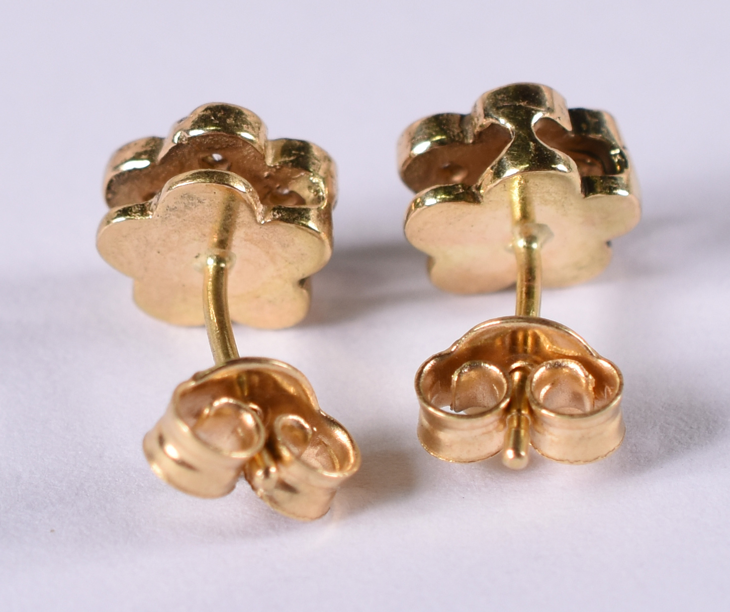 Par de brincos de ouro 18 k tipo flor com 12 brilhantes . ( Por... - foto 3 de 3