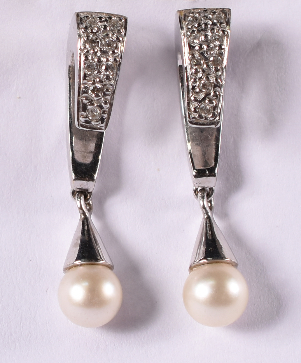 Par de brincos de ouro branco 18 k com 2 pérolas e 20 brilhantes . (... - foto 1 de 2