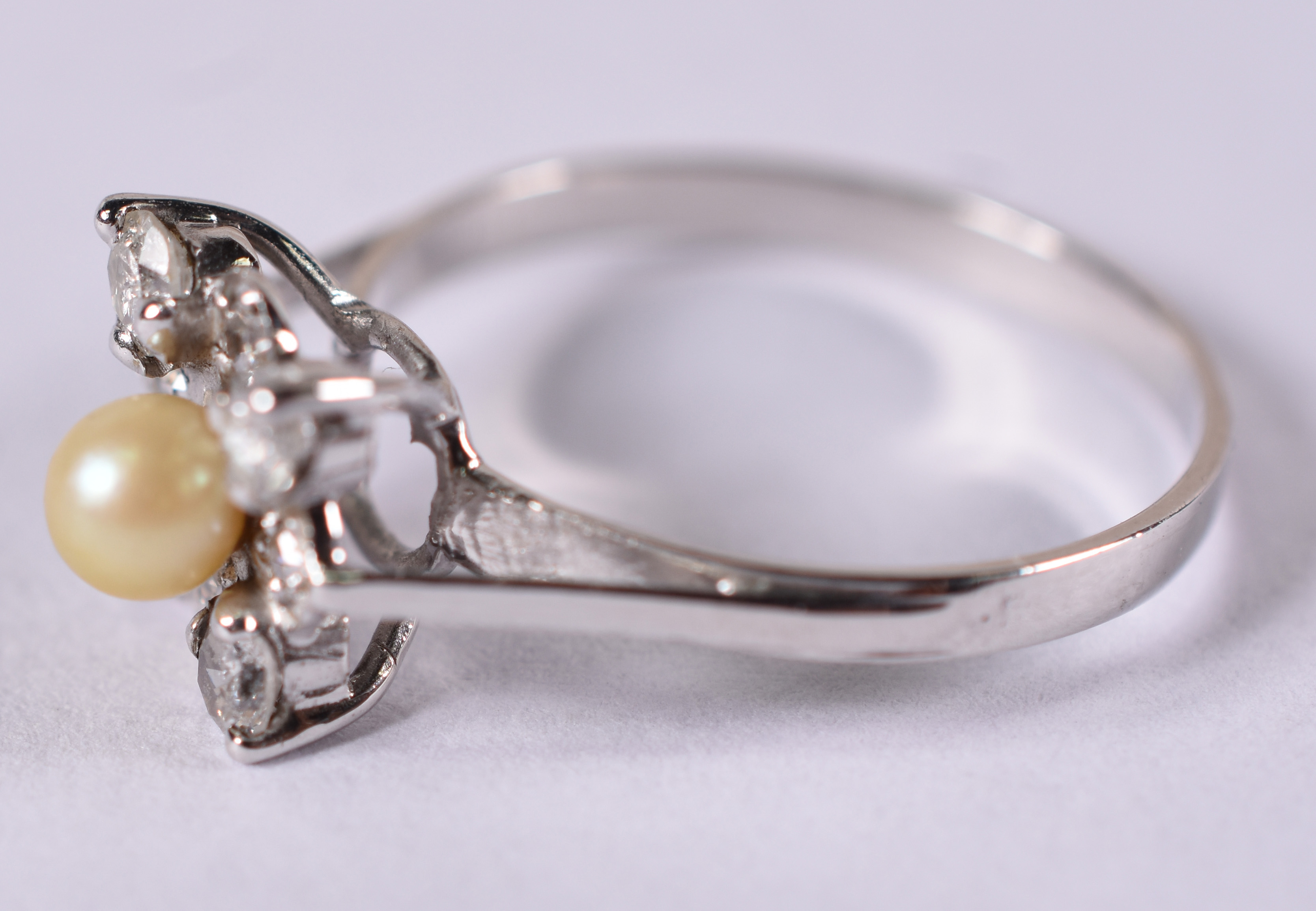 Anel de ouro branco 18 k com 8 brilhantes e 1 pérola . Aro 13 ( Por... - foto 2 de 3