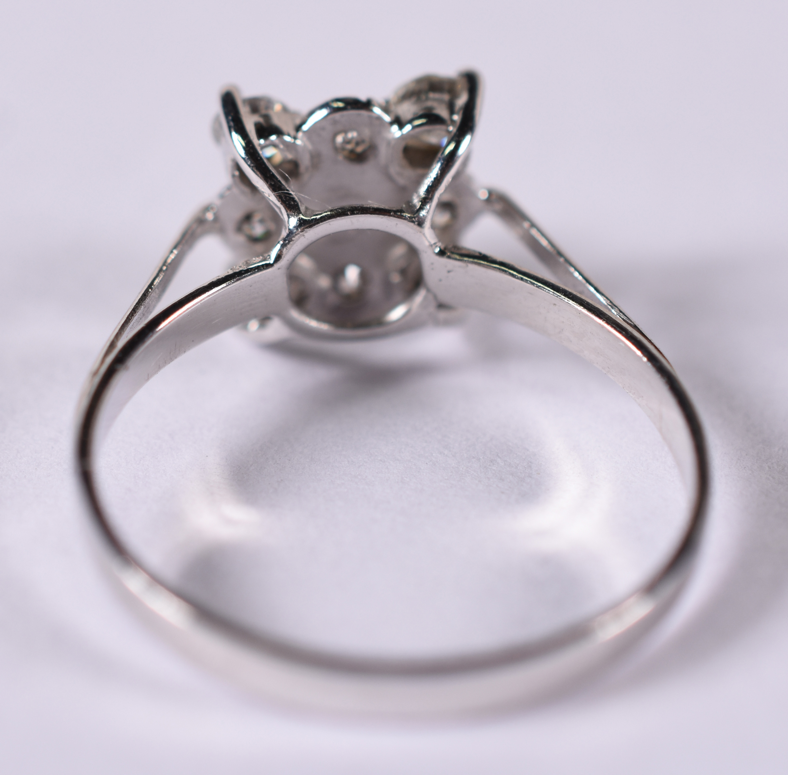 Anel de ouro branco 18 k com 8 brilhantes e 1 pérola . Aro 13 ( Por... - foto 3 de 3
