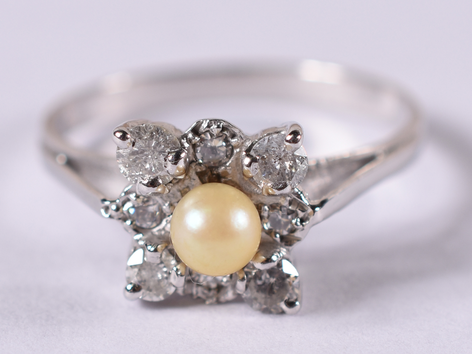 Anel de ouro branco 18 k com 8 brilhantes e 1 pérola . Aro 13 ( Por... - foto 1 de 3