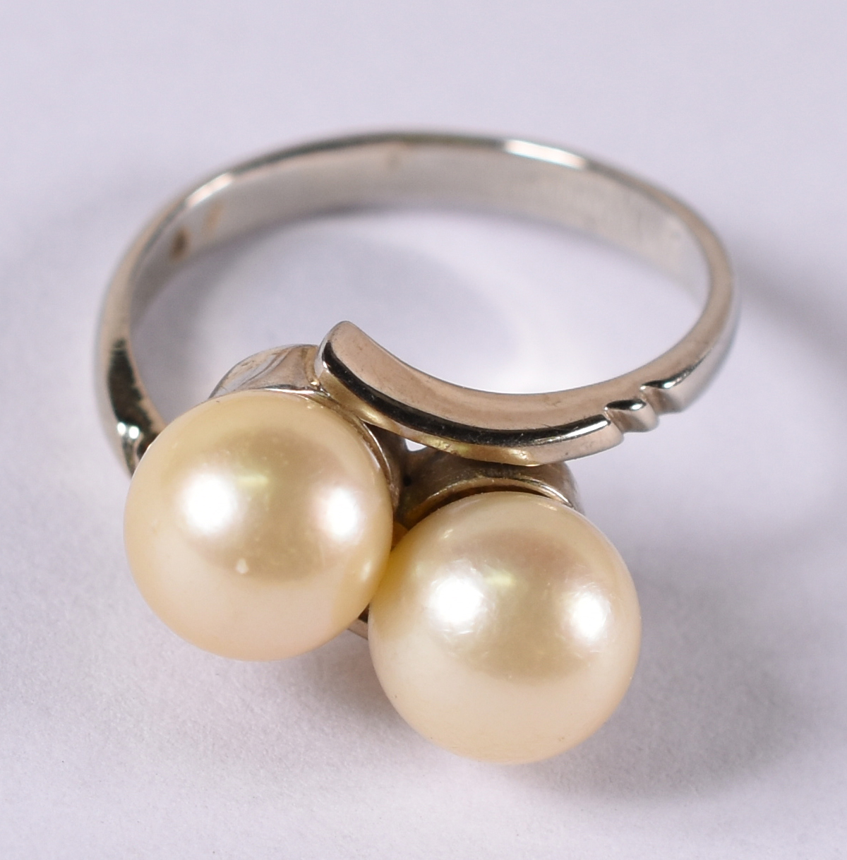 Anel de ouro branco 18 k com 2 pérolas . Aro 14 ( Por questão de... - foto 1 de 4