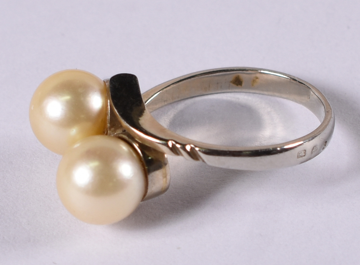Anel de ouro branco 18 k com 2 pérolas . Aro 14 ( Por questão de... - foto 2 de 4