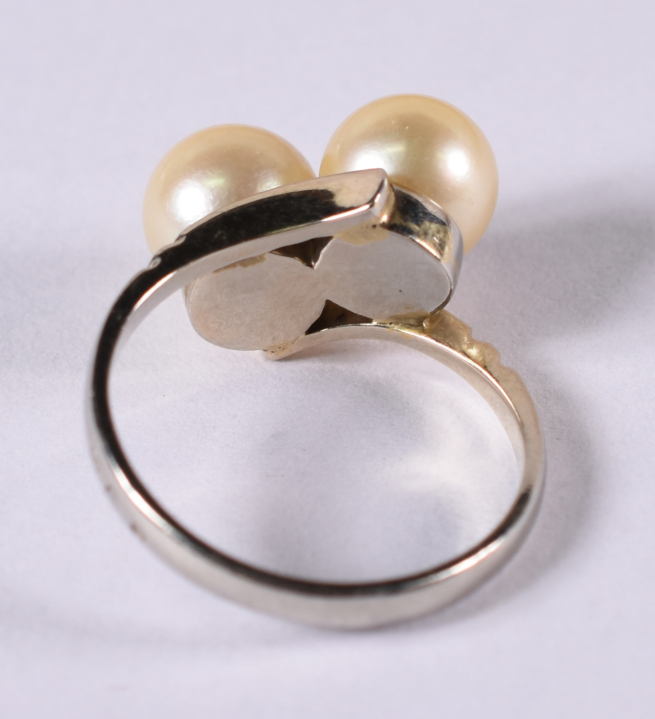 Anel de ouro branco 18 k com 2 pérolas . Aro 14 ( Por questão de... - foto 4 de 4