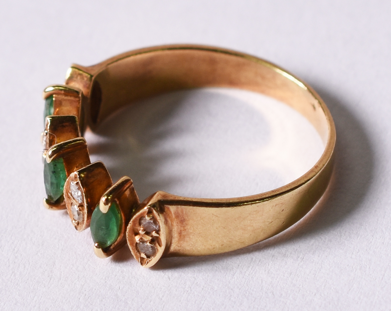Anel de ouro amarelo 18 k com 8 brilhantes e 3 esmeraldas . Aro 16 (... - foto 2 de 3