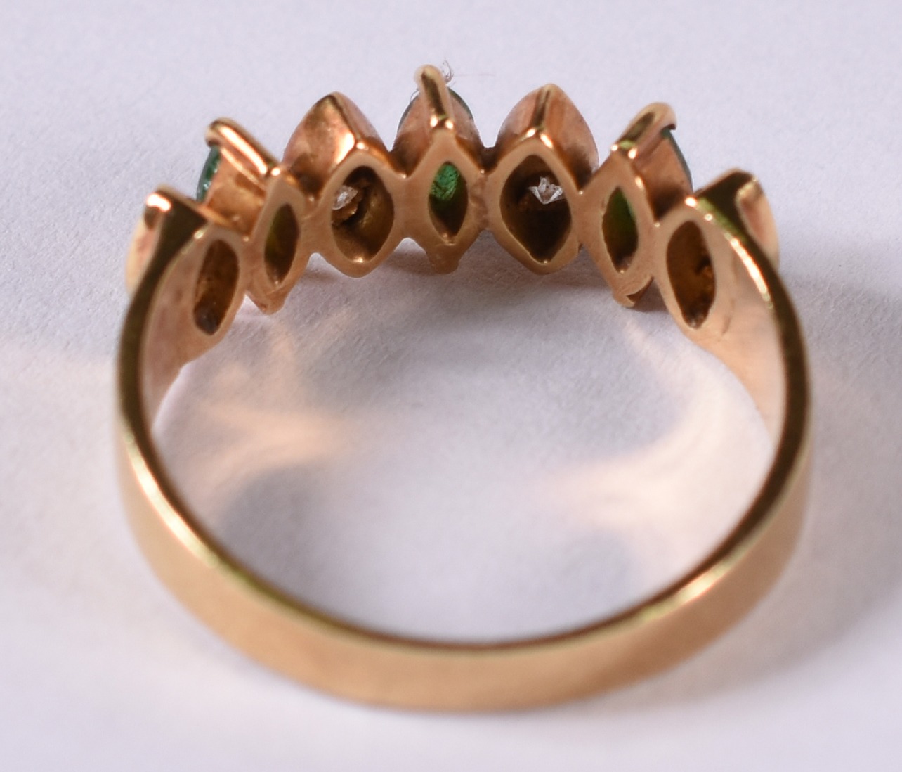 Anel de ouro amarelo 18 k com 8 brilhantes e 3 esmeraldas . Aro 16 (... - foto 3 de 3