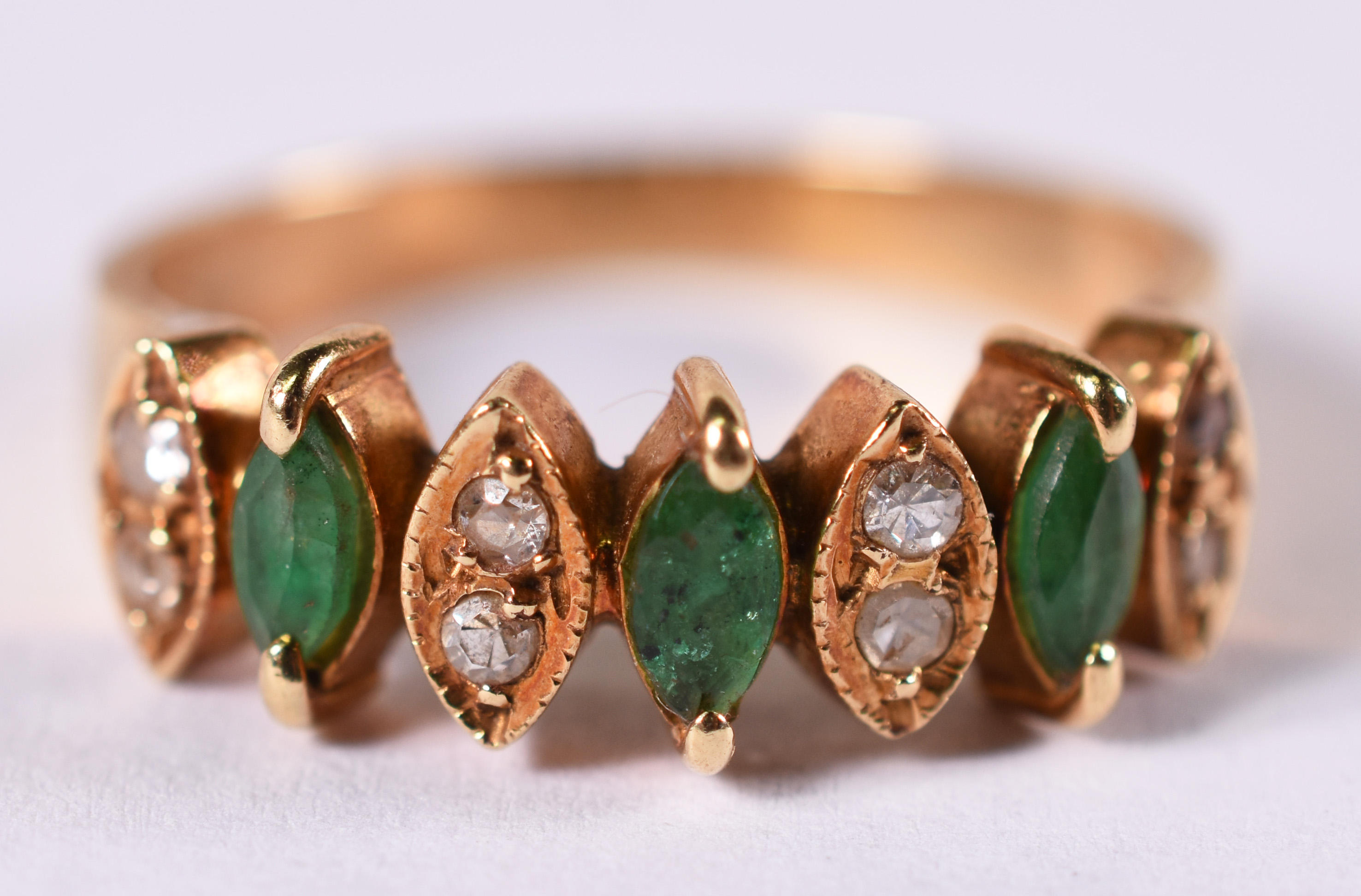 Anel de ouro amarelo 18 k com 8 brilhantes e 3 esmeraldas . Aro 16 (... - foto 1 de 3