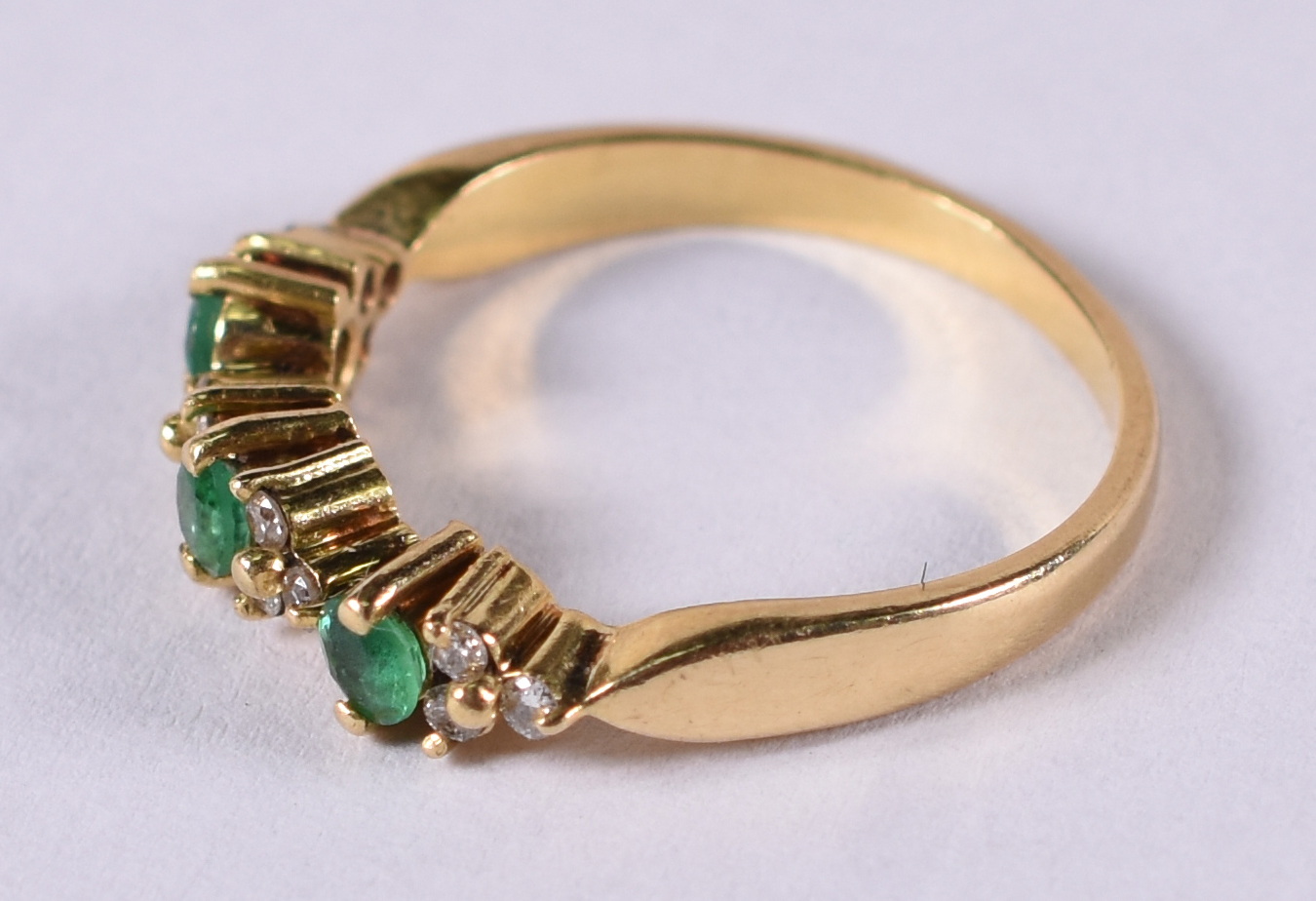 Anel de ouro amarelo 18 k com 9 brilhantes e 3 esmeraldas . Aro 14 (... - foto 2 de 4