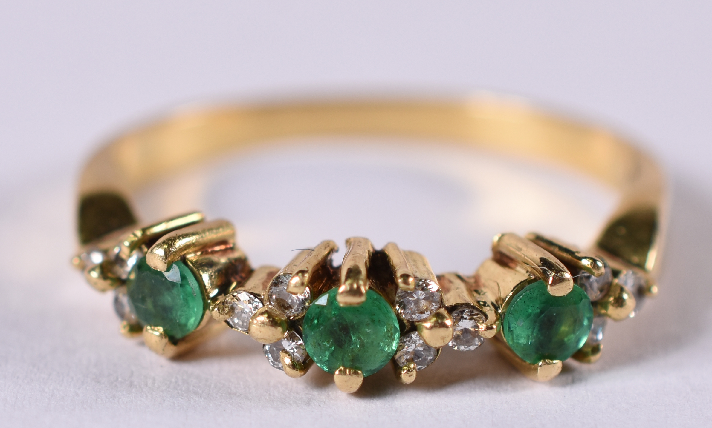 Anel de ouro amarelo 18 k com 9 brilhantes e 3 esmeraldas . Aro 14 (... - foto 1 de 4