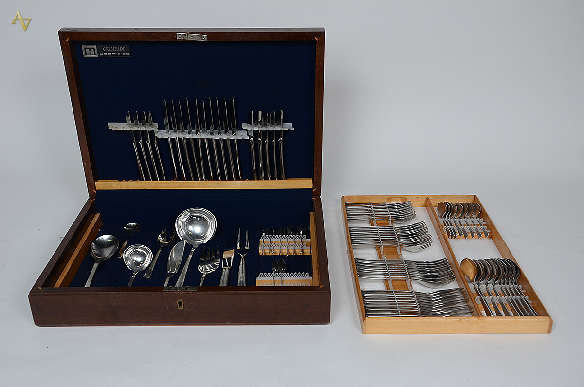 Faqueiro Hercules de inox, sendo: 10 facas e 10 garfos grandes, 9... - foto 1 de 2