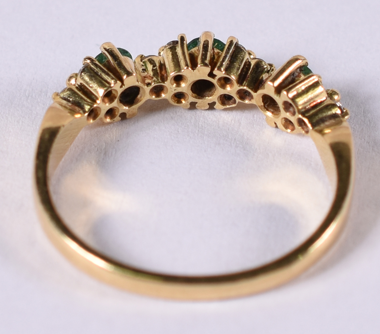 Anel de ouro amarelo 18 k com 9 brilhantes e 3 esmeraldas . Aro 14 (... - foto 3 de 4