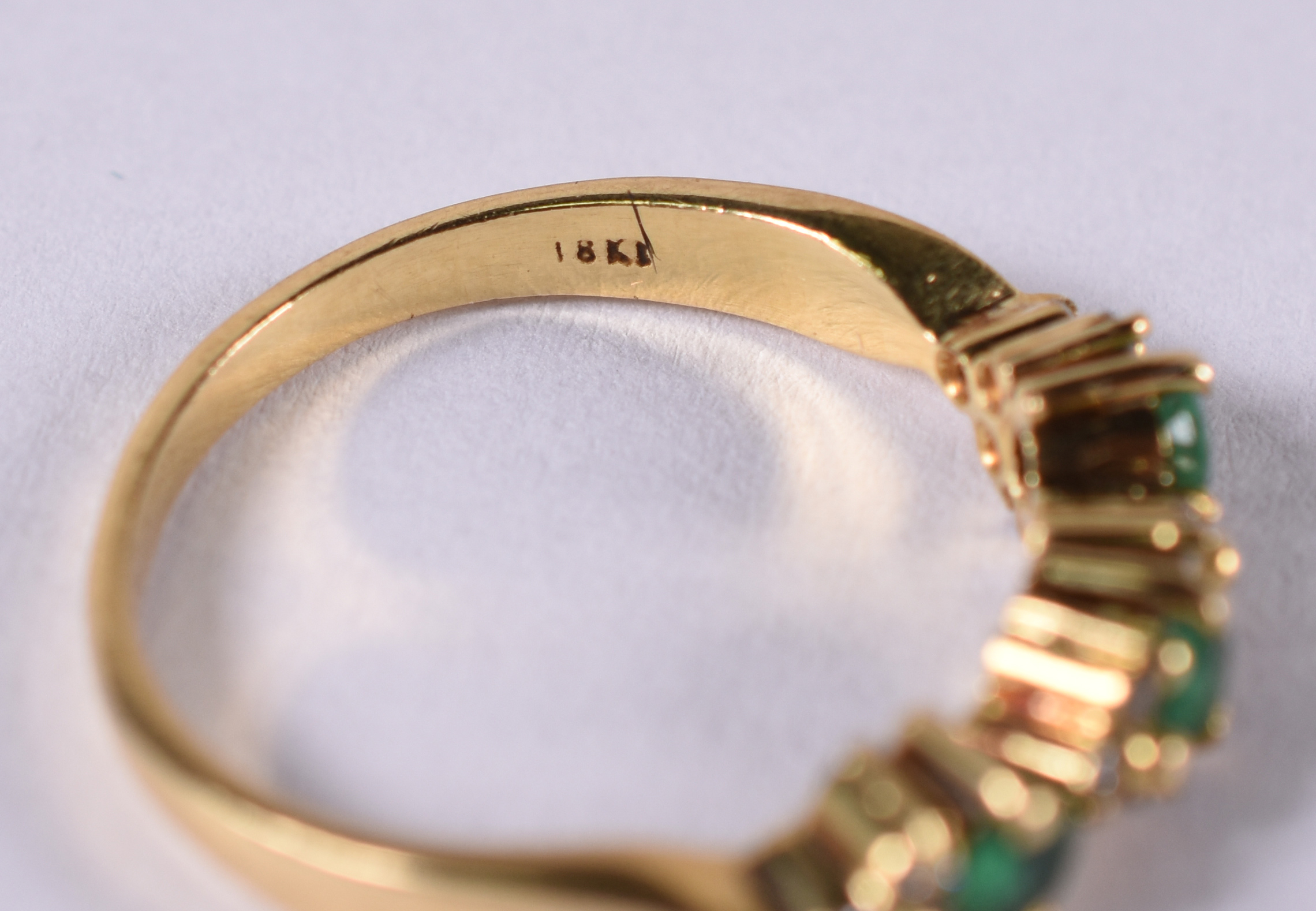 Anel de ouro amarelo 18 k com 9 brilhantes e 3 esmeraldas . Aro 14 (... - foto 4 de 4