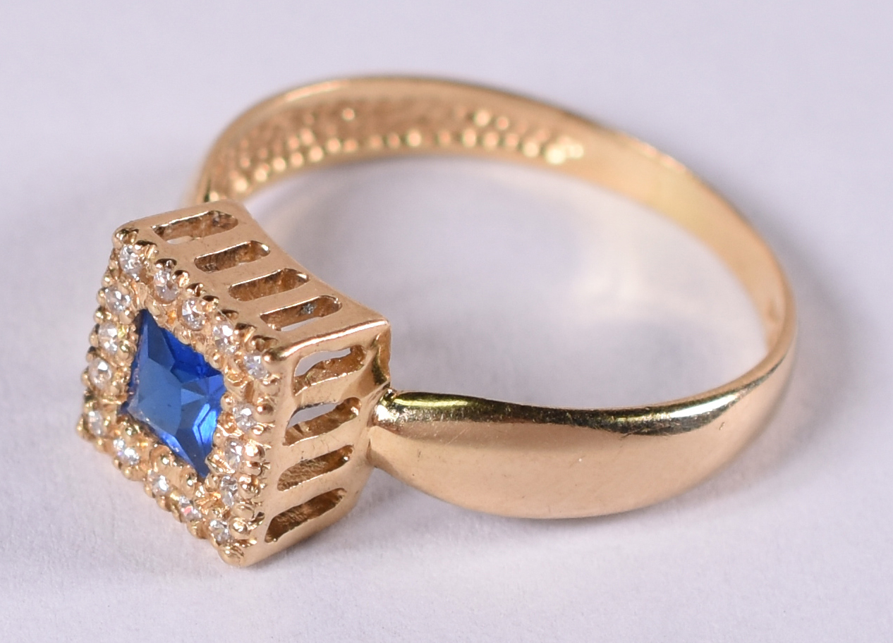 Anel de ouro amarelo 18 k com safiras e pedra azul . . Aro 17 ( Por... - foto 2 de 4