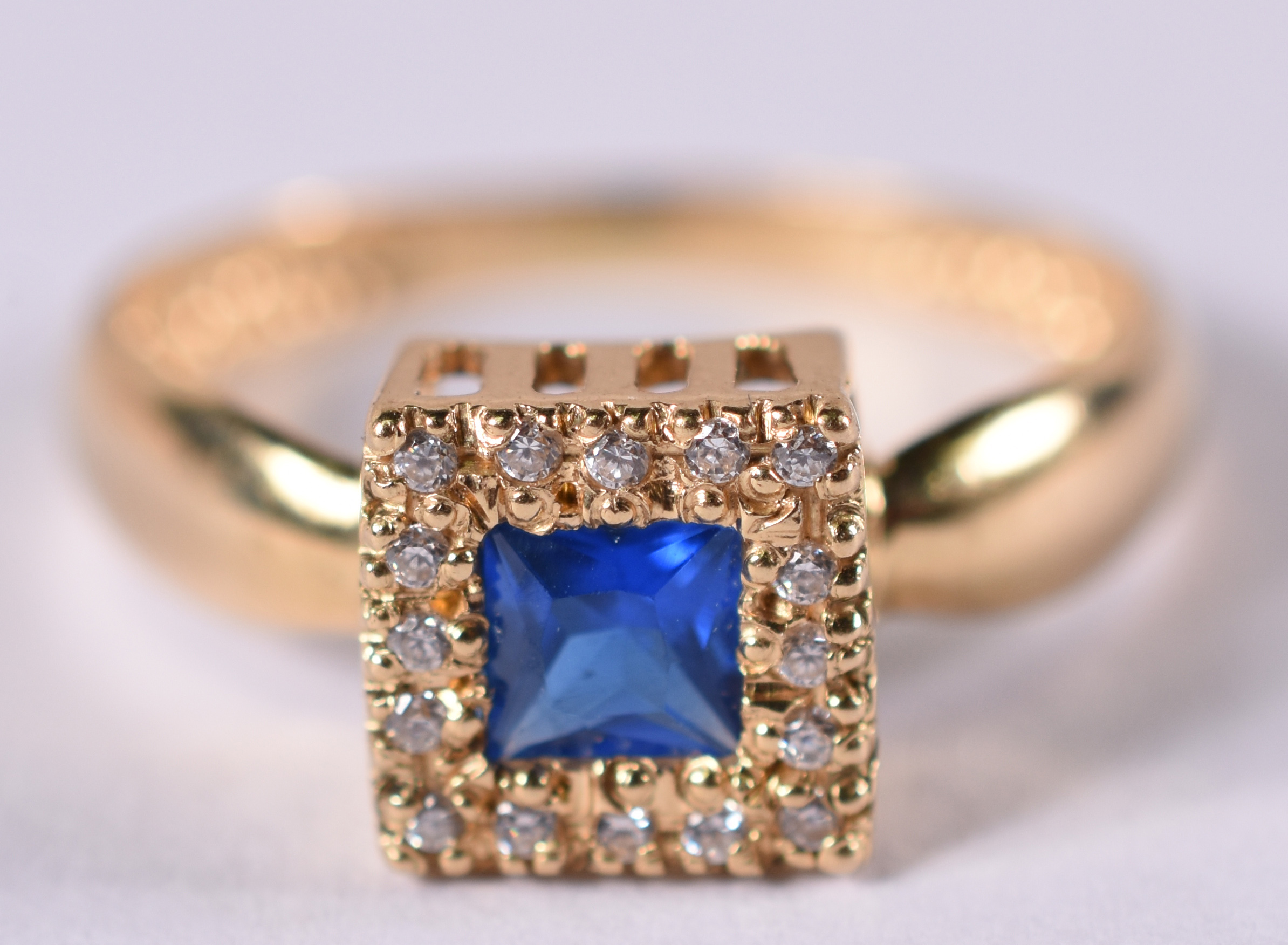 Anel de ouro amarelo 18 k com safiras e pedra azul . . Aro 17 ( Por... - foto 1 de 4