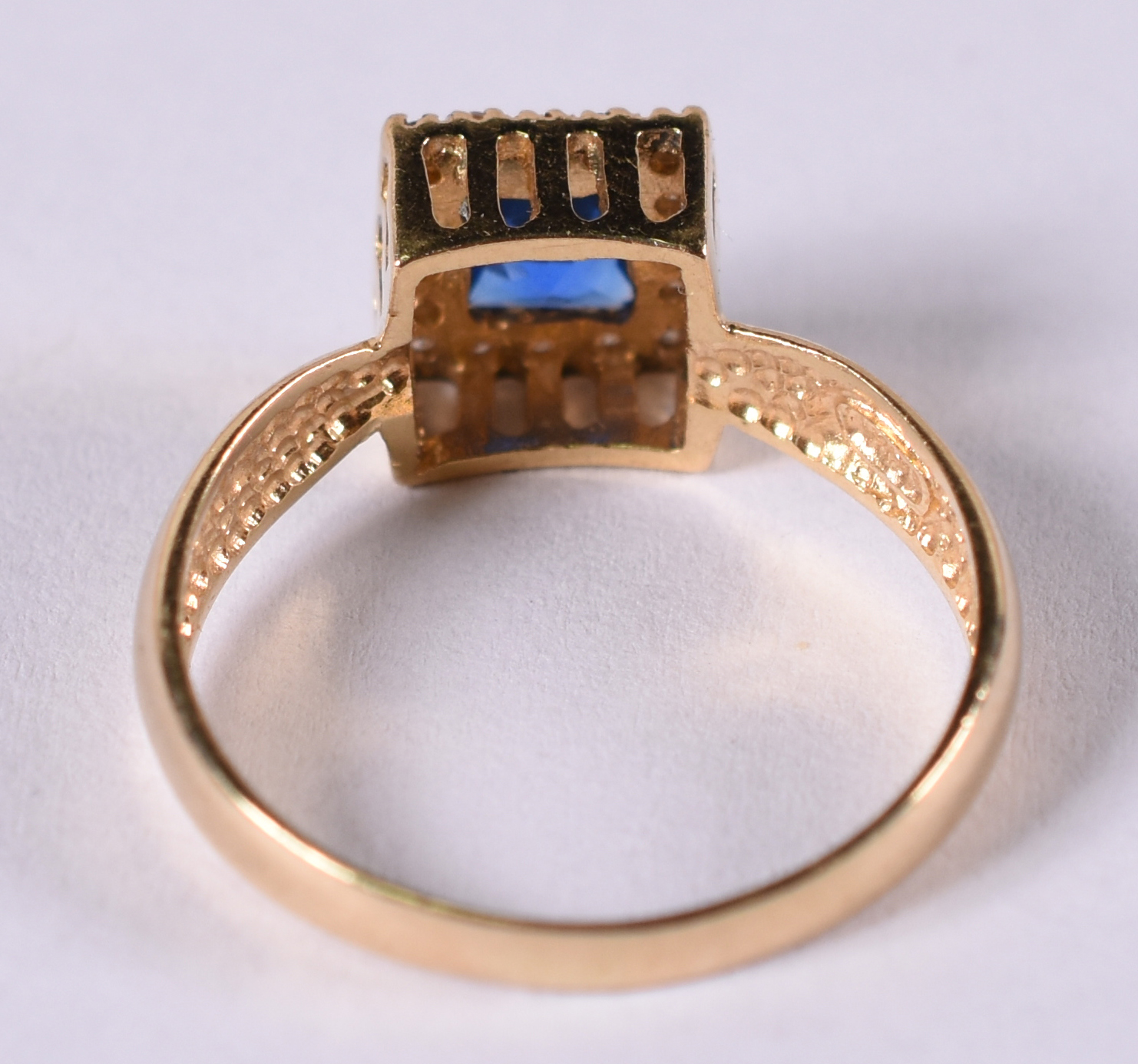 Anel de ouro amarelo 18 k com safiras e pedra azul . . Aro 17 ( Por... - foto 3 de 4