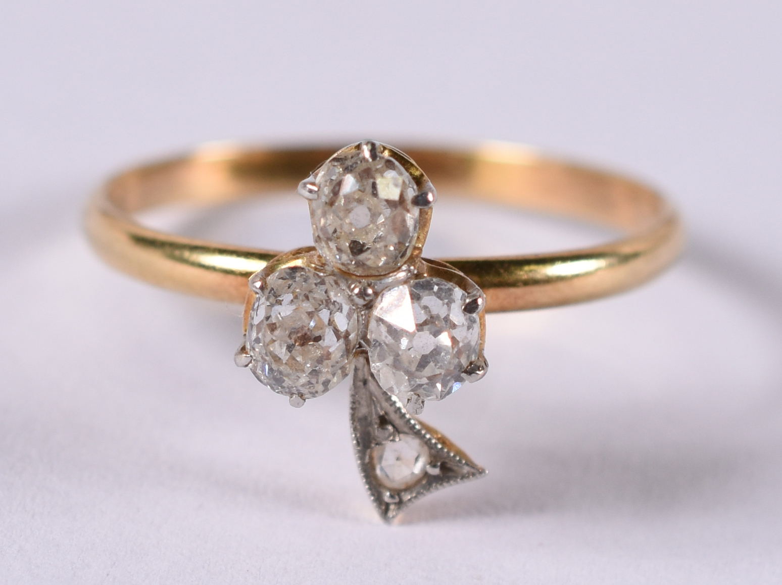 Anel de ouro amarelo 18 k com 3 brilhantes de aproximadamente 0,36 ct... - foto 2 de 3