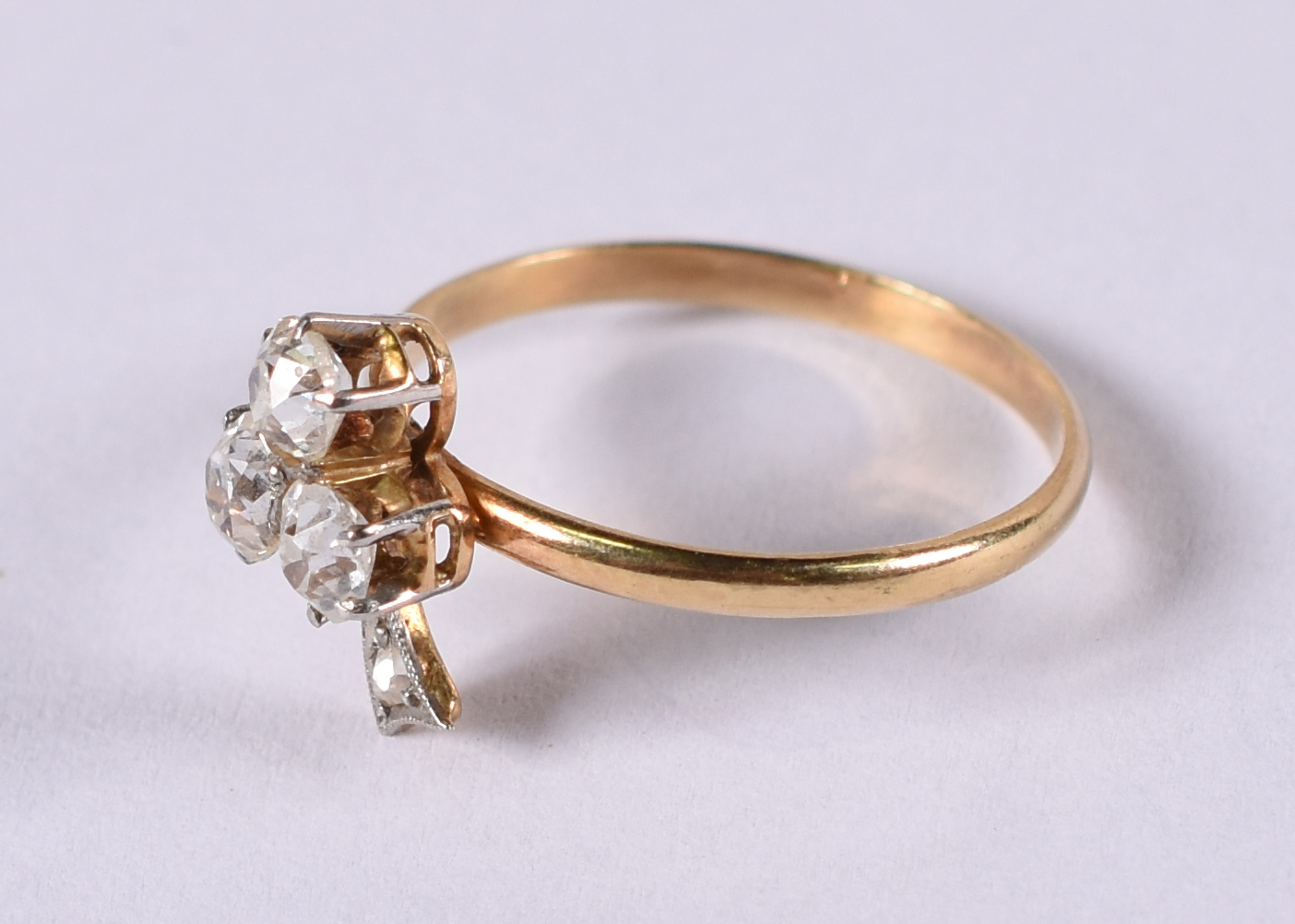 Anel de ouro amarelo 18 k com 3 brilhantes de aproximadamente 0,36 ct... - foto 3 de 3
