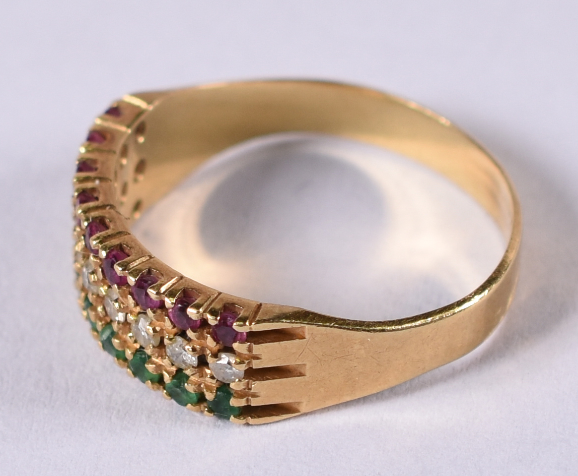 Anel de ouro amarelo 18 k com brilhante , esmeralda e rubilitas . Aro... - foto 2 de 4