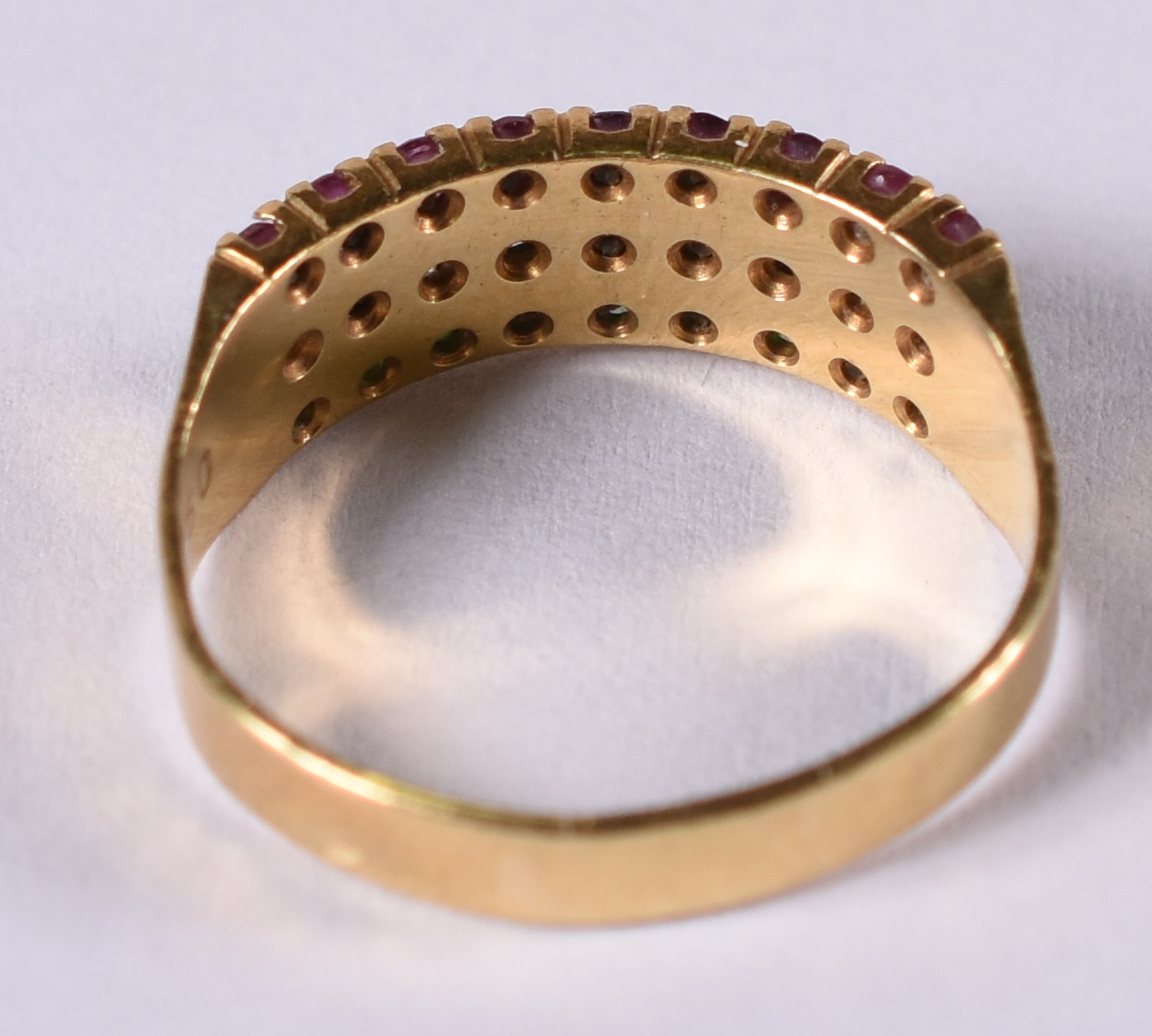 Anel de ouro amarelo 18 k com brilhante , esmeralda e rubilitas . Aro... - foto 3 de 4