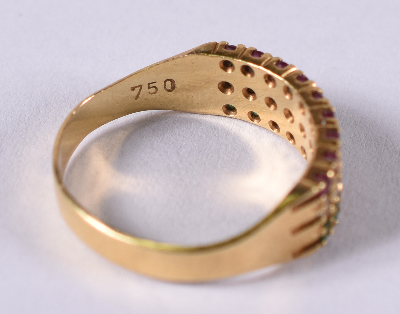 Anel de ouro amarelo 18 k com brilhante , esmeralda e rubilitas . Aro... - foto 4 de 4