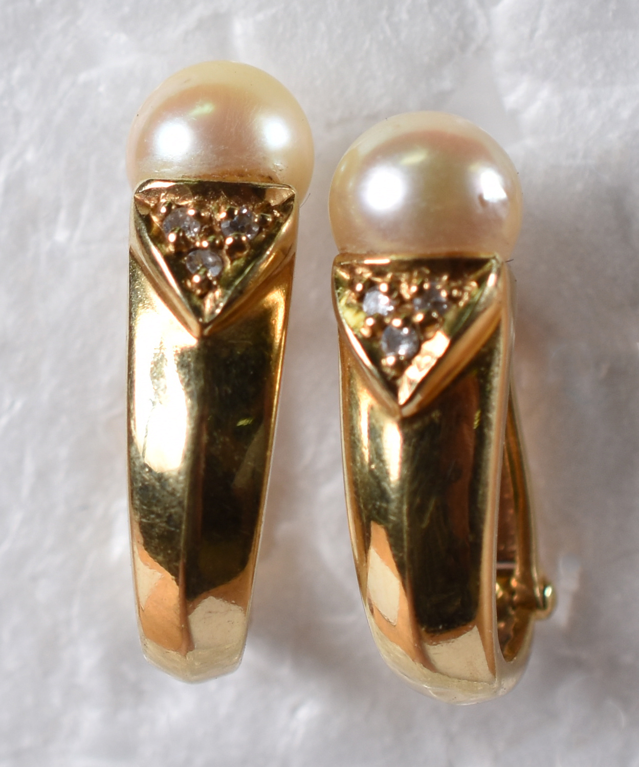 Par de brincos de ouro amarelo 18 k com 6 brilhantes e 2 pérolas .(... - foto 1 de 4