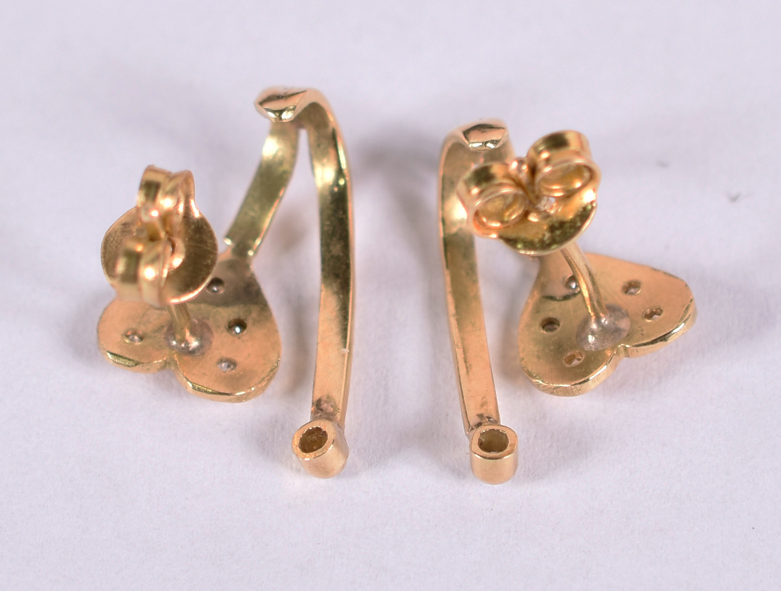 Par de brincos de ouro 18 k com brilhante em forma de coração. ( Por... - foto 2 de 3