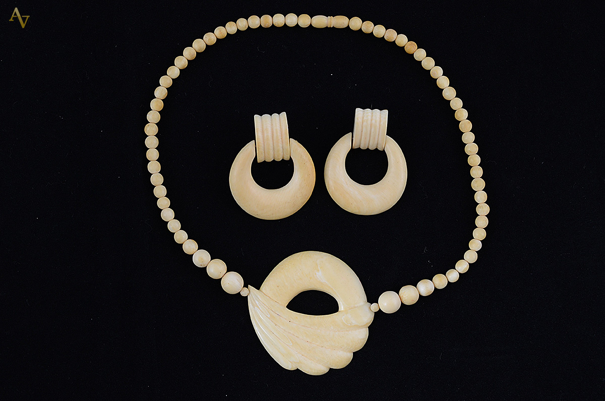 Conjunto com par de brincos (altura 5 cm) e colar de marfim...