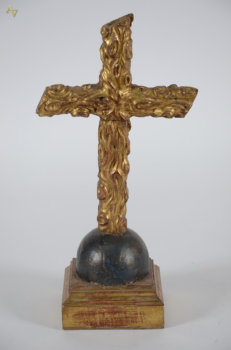 Antigo crucifixo de madeira dourada. Altura 43 cm. - foto 1 de 2