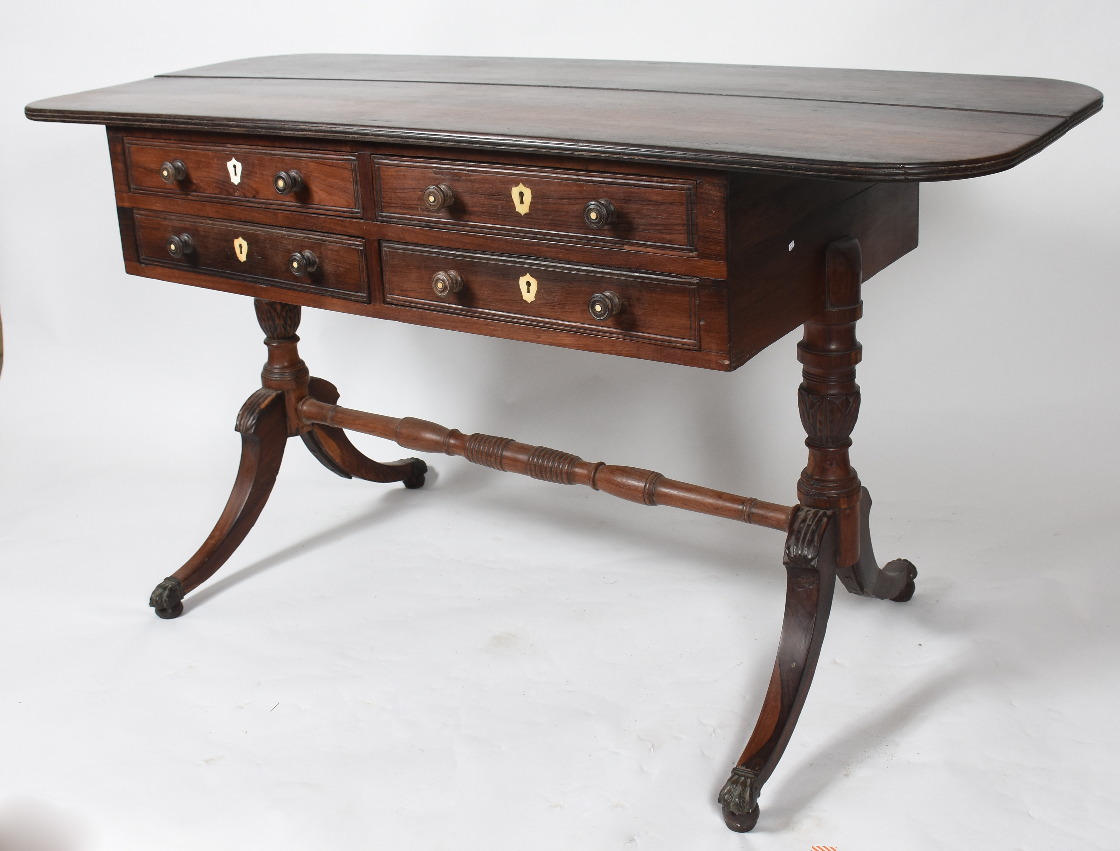 Mesa D. João VI – Jacarandá maciço e detalhes em marfim – Tampo sobre... - foto 1 de 4