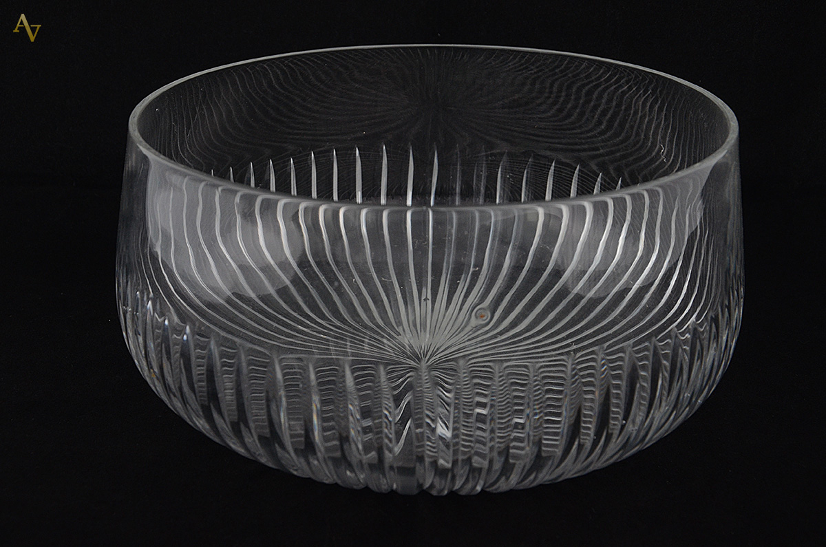 Bowl de cristal tcheco lapidado. Altura 13 cm e diâmetro 24 cm.