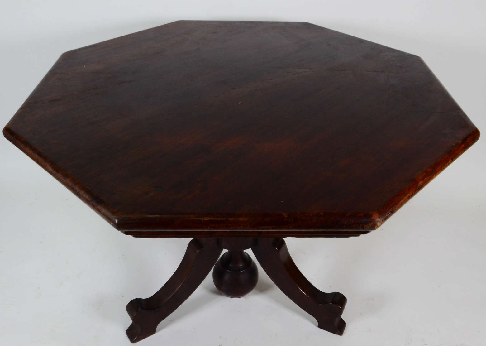 Mesa de Reunião – Jacarandá maciço – Tampo oitavado – Perna central... - foto 3 de 4
