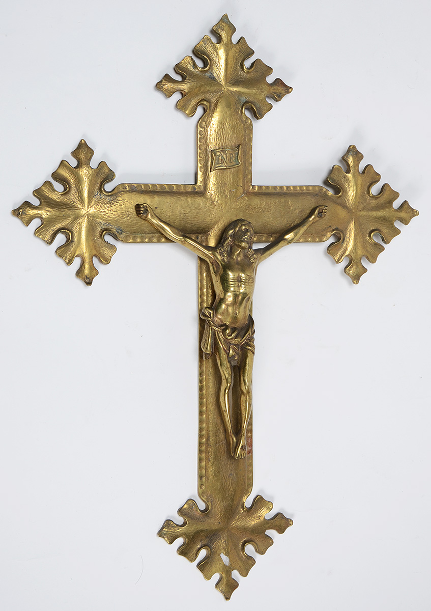 Crucifixo com figura de Cristo em bronze. Altura total 48 cm.