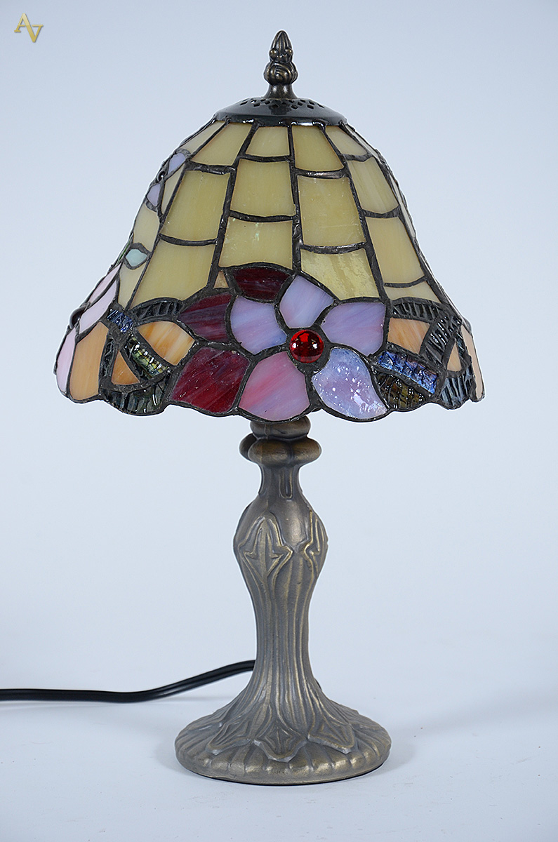 Pequeno abatjour estilo Tiffany, base de metal e cúpula em placas de...