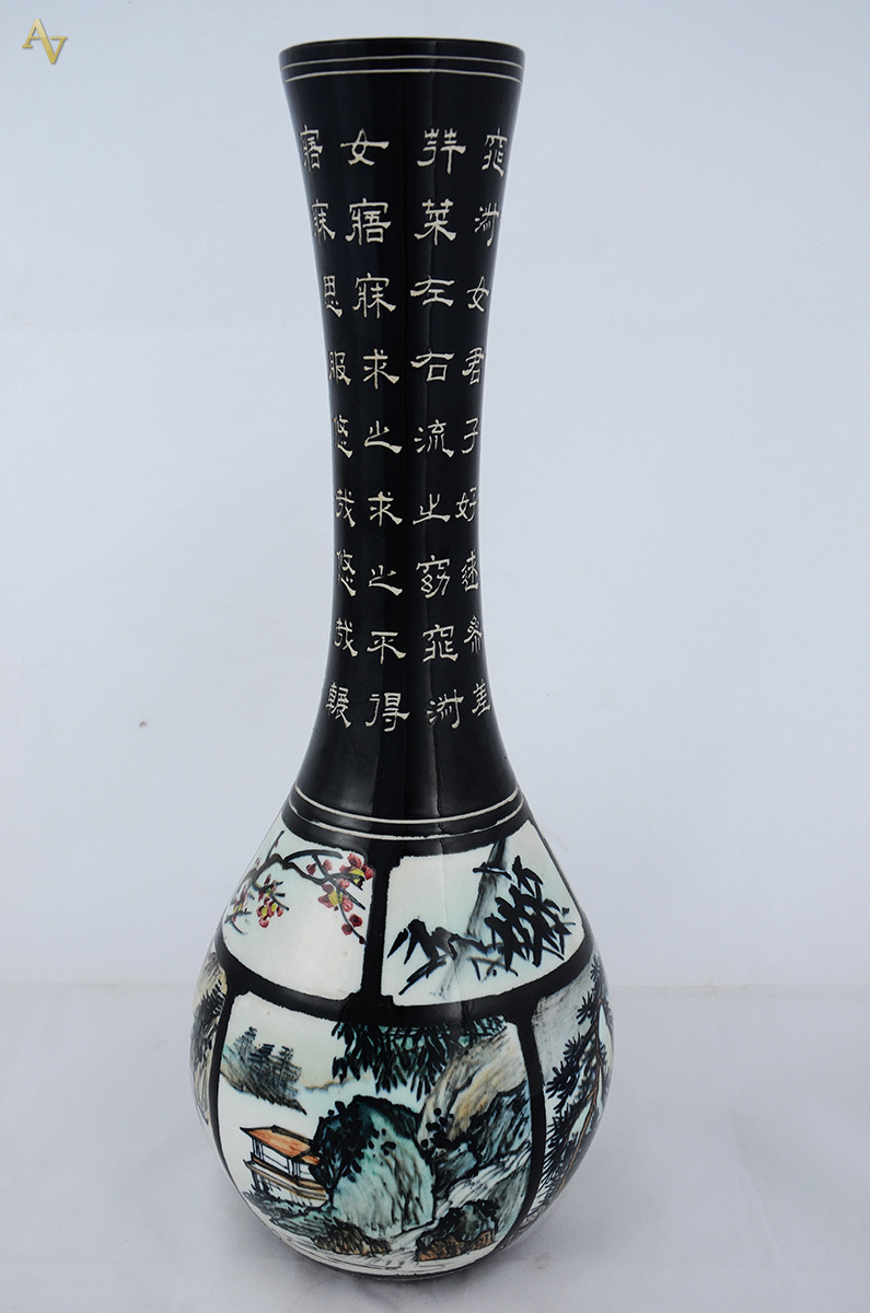 Jarro de porcelana oriental com inscrições no gargalo e paisagens em...