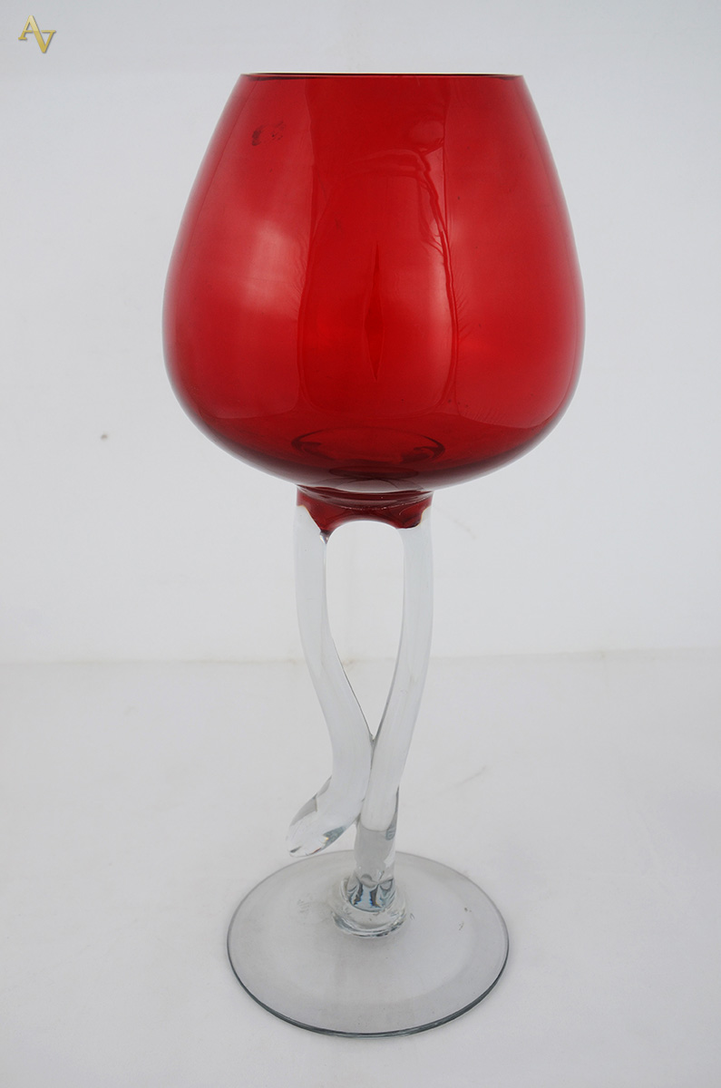 Castiçal de vidro vermelho com pé alto transparente. Altura total...