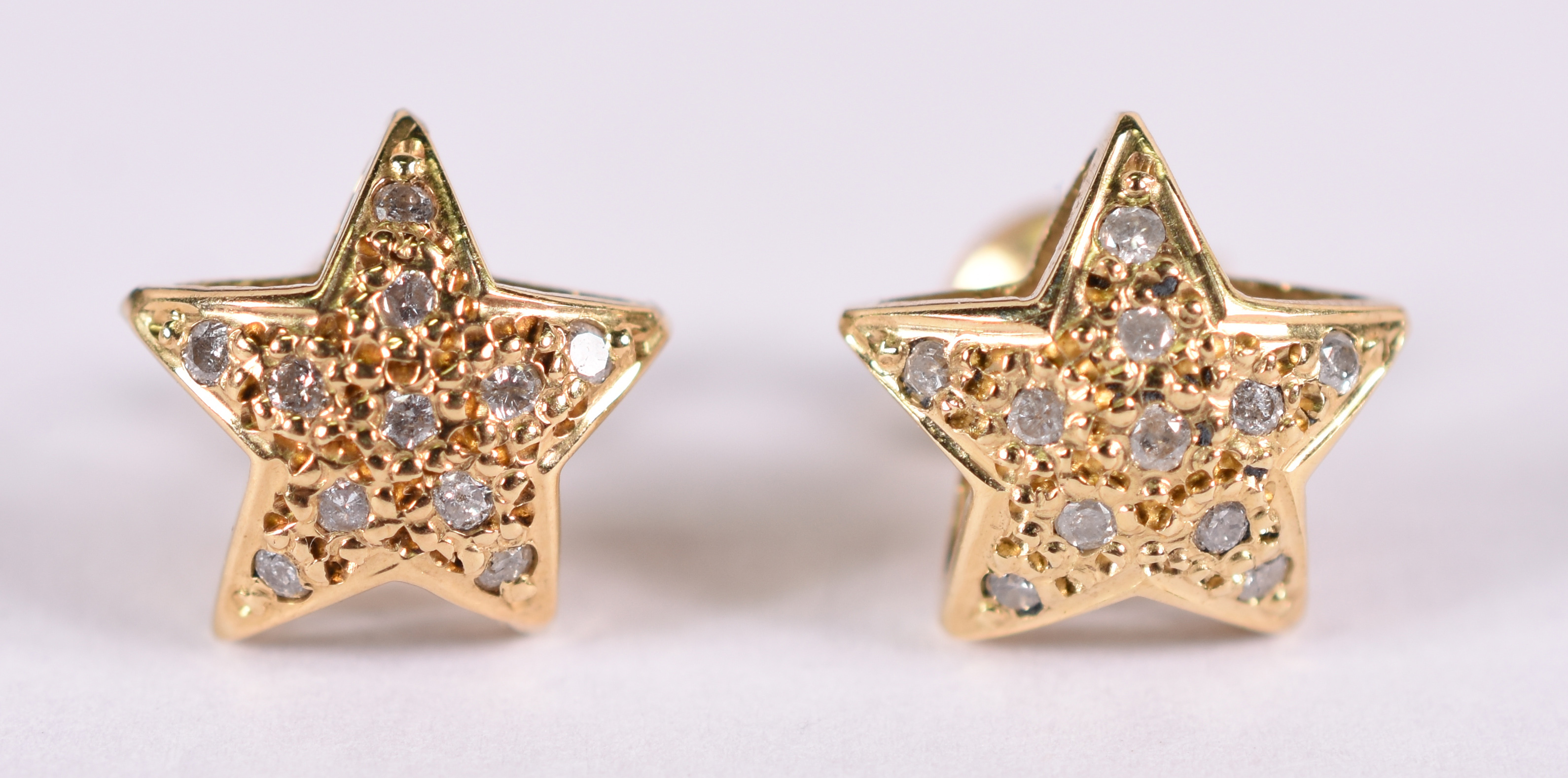 Par de brincos de ouro 18 em forma de estrela e brilhantes . ( Por... - foto 1 de 3